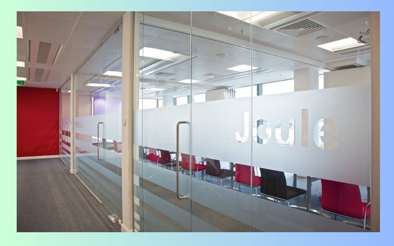 Mẫu decal dán kính cho cửa kính văn phòng lối đi
